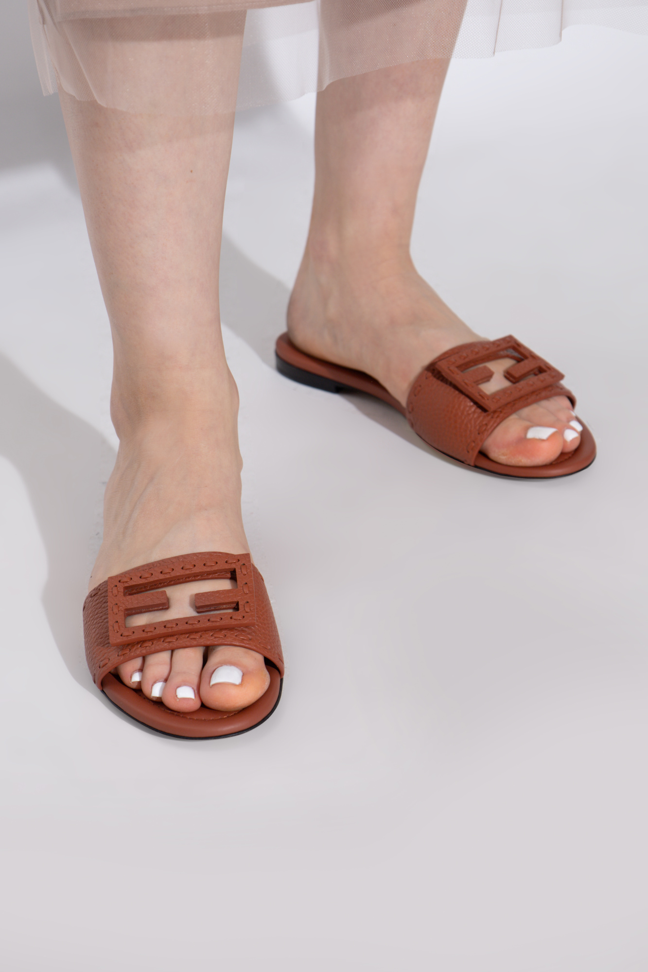 スリッポン FENDI CORAL LEATHER BAGUETTE SLIPPERS Fendi Coral Leather Baguette Slippers | italist